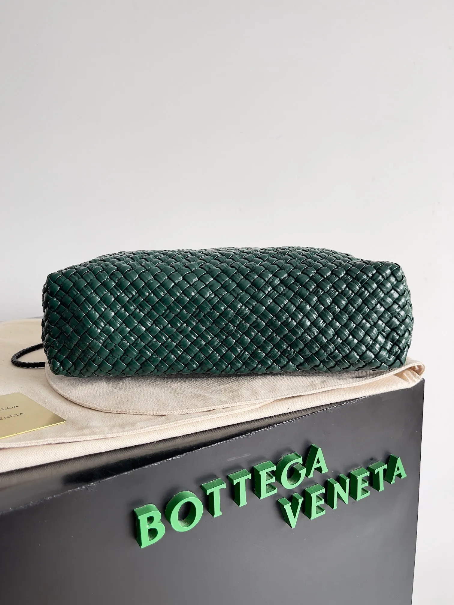 Batch 5760 BV collectible small woven handbags are really YYDS!! Bottega Veneta’s most classic small woven handbags are back! ! We use the highest quality leather with the highest craftsmanship❤️ to create the most expensive works. We have created the original Intrecciato leather weaving process❤️ This unique traditional exclusive leather weaving method has not only become our logo but also reflects the time-consuming and labor-intensive craftsmanship of our products❤️ The new TOSCA handbag must be a selection worth collecting🆕⚠️⚠️Babies, malachite can be sold separately and can be assembled by yourself Style number: 716974 Size: 27*9*18cm
